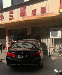"义乌一男子前天刚提的宝马5系,翌日一脚油门冲进酒楼....."