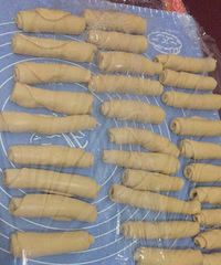 蛋黄酥,妹妹说想吃,然后她揉面团,我做,纯手工揉啊,手都残了