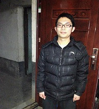 大叔拍照的姿势很朴实哦