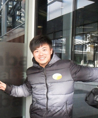 卖山核桃的小男孩