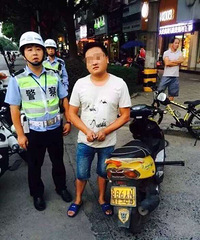 ���ٰ�������Ī����·������  �ϲ�Ƿ���װĦ�г�