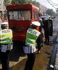 ���ٰ����������̯���ͼ�ʻ�� �ܾ�ռ����Ӫ��Υ��ͣ��