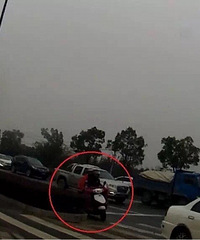 �ٰ�������֤Ħ�г��忨ײ��Э�����̾�