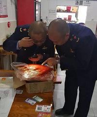 这家小吃店使用过期食材?