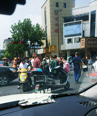 [��ȫ]����·�����¹ʣ���ƿ����ײ�ɵ�������