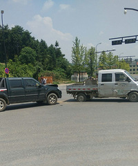 ���˿Ʊ߷ɴ�·��������ײ