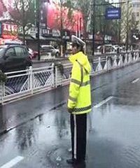 暖心!大雨中,临安交警的一个动作,引来市民点赞