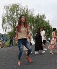 脖子上挂着一只拖鞋是为啥?