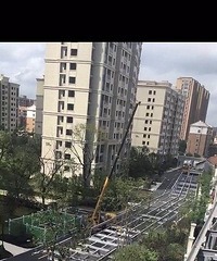 强烈要求开发商统一将地面机械车位拆除!