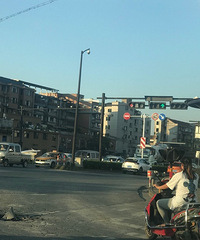 ��Խ��������ʮ��·�ڣ�������ͤǰ�ĿӺܾ��ϣ����򶼿������ģ�