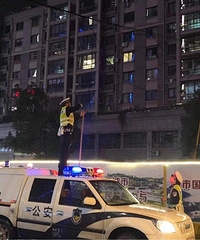 【小金跑现场】钱王街紫景苑门口施工电线掉落 交警蜀黍积极处置