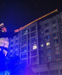 【小金跑现场】钱王街紫景苑门口施工电线掉落 交警蜀黍积极处置
