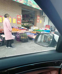 [��ӳ]��̶��ڣ�ˮ��̯��ڵ�·�����ˣ�