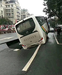余杭网友爆料:禹航大桥南地面下沉,太可怕了!