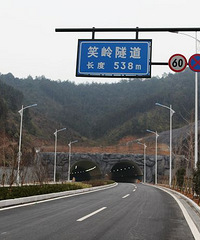 每次开车由大园路从北向南出笑岭隧道口,都能闻到一股异味。