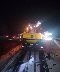 【严寒中的坚守】 交通人通宵铲雪保畅通
