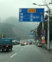 【小金跑现场】第266期 钱王街玲珑山路段道路乱象需及时整治