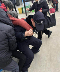 һ��ů�ĵİ����ǣ�һλ��ů��ִ���񾯣�