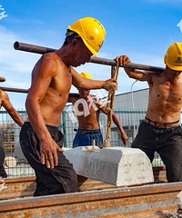 作品《向奋战在高温下的筑路工致敬》