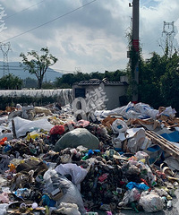 205省道葡萄园路边的垃圾成堆