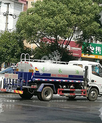 西墅街洒水车狂洒人行道?打招呼还…