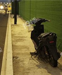 横潭路口这个电瓶车都放这里好久了