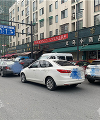 石镜街延伸段现在都成了停车场了