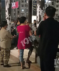 临天桥上都是在等音乐喷泉的人