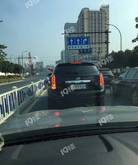 闯红灯、实线变道、还抽着烟开车。。