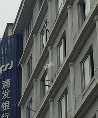 石镜街原浦发银行楼上这几片铁条,危险