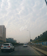 北站往玲珑山路方向测速点不到地方外侧车道有个大坑