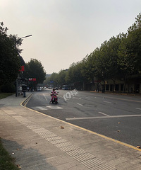 区政府斜对面、钱王陵正对、图书馆门口,垃圾遍地,离文明很远…