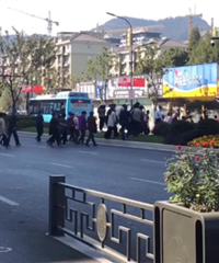 这样横穿钱王街是不是太夸张了?