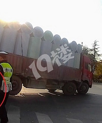 惊险!杭州这帮人神反应从大卡车轮下救两人