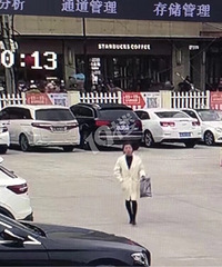江桥路停车场肇事逃逸的白衣吉利新车无牌女司机,公安民警在找你