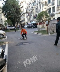 刚改造的南苑小区污水道堵了