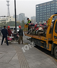 电瓶车不要乱停了,会被拖走的!