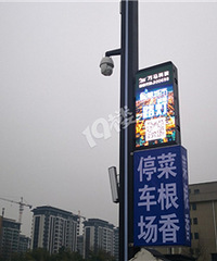 钱王街新路灯上被饭店安装了喷绘箱