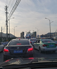 每天下午新民街这里都堵得不成样子