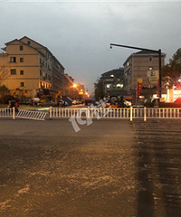 武肃街道路中间栅栏被谁拆了?