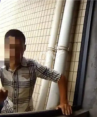 �ٰ�ĳ��¥���ڳ���һֻ�֣��������