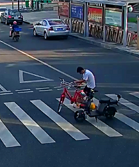 �ٰ���ͷ����λС�����˧��