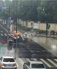 �ٰ���ͷ��һȺ�˱�����������