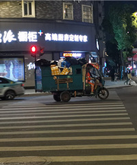 环卫工人也不该骑着三轮车逆行闯红灯
