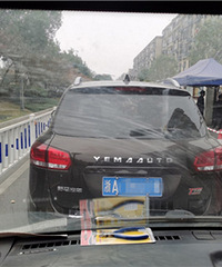吴越街畔湖路幼儿园门口老是堵着车