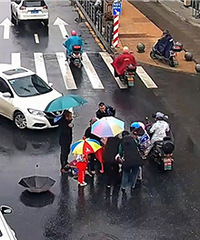 众人飞奔过去,临安街头出现暖心一幕