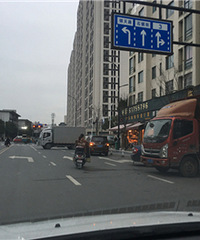 石镜街锦天路口,这个车停得特别牛!