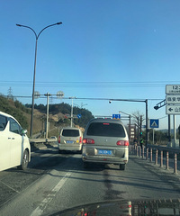 【小金跑现场】第440期:长西线崇阳红绿灯路口路面塌陷已修复
