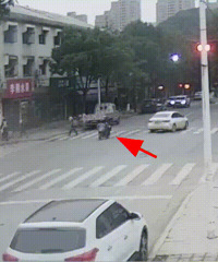 大爷载人闯红灯,结果......