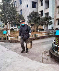 家长送水缓水难桶桶清泉暖人心